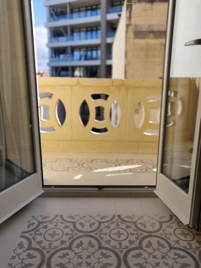 Walter'S B&B Gzira Bagian luar foto